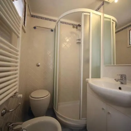 Nel Centro Di Dei Marmi Apartament