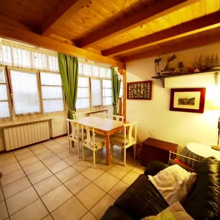 Nel Centro Di Dei Marmi Apartament